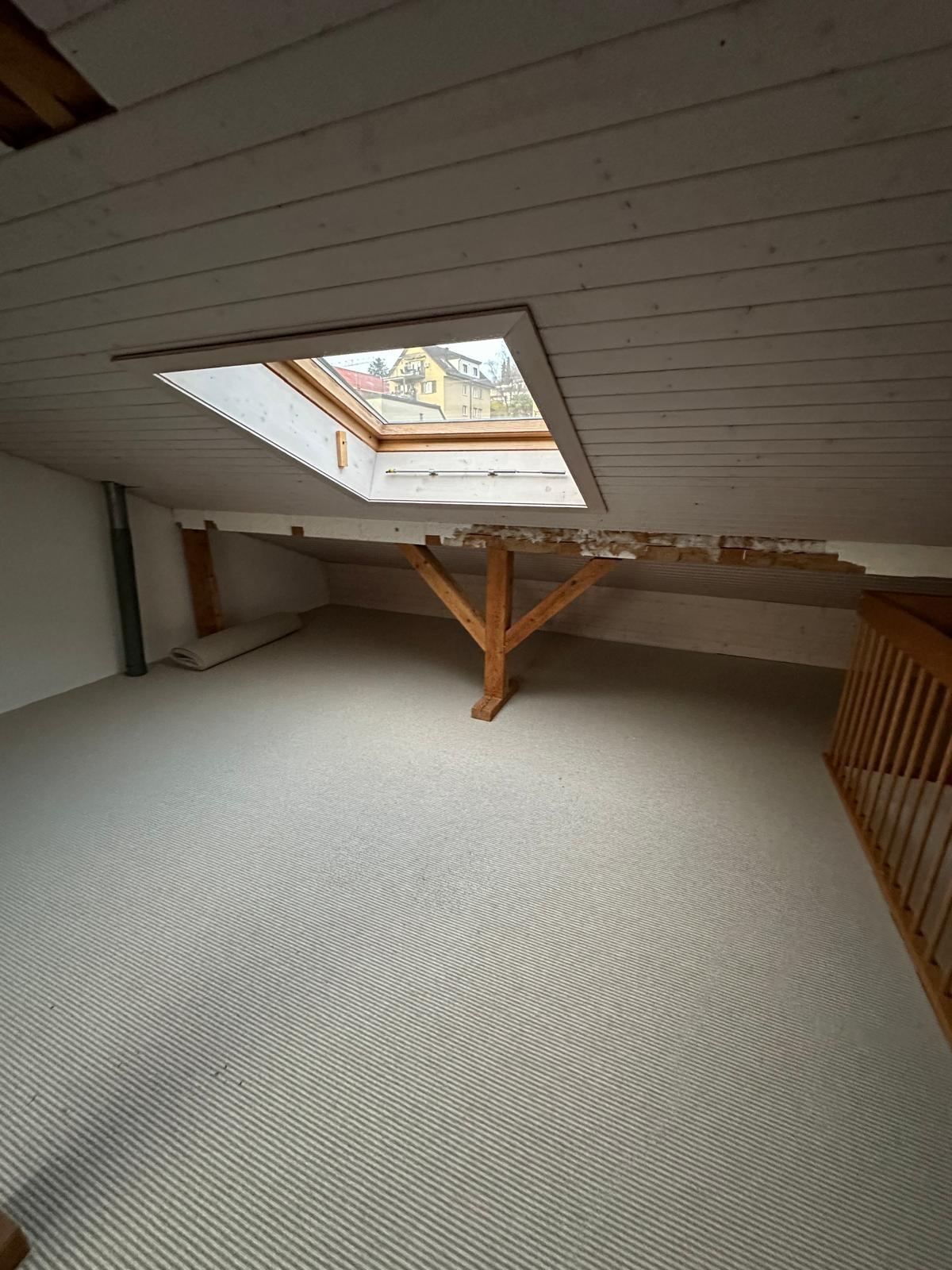 Heller Dachraum mit Oberlicht nach Renovation