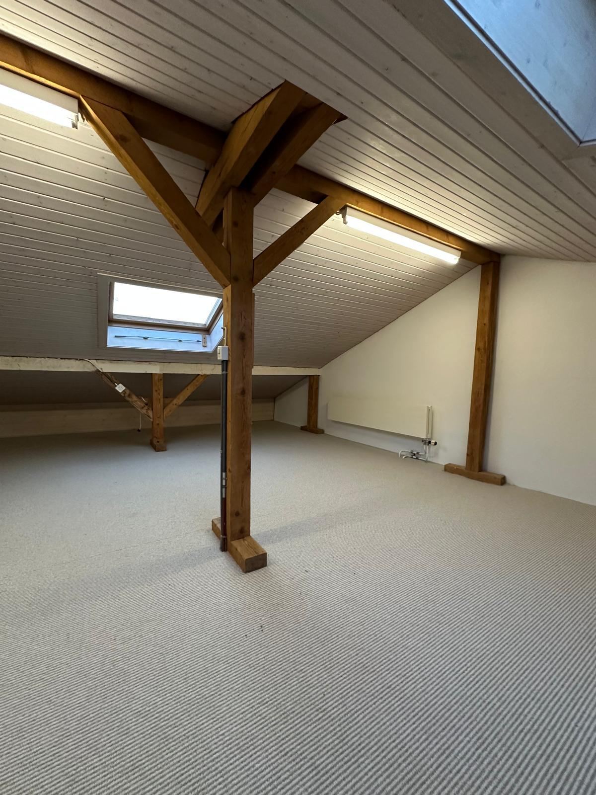 Ausgebauter Dachraum mit sichtbaren Holzbalken