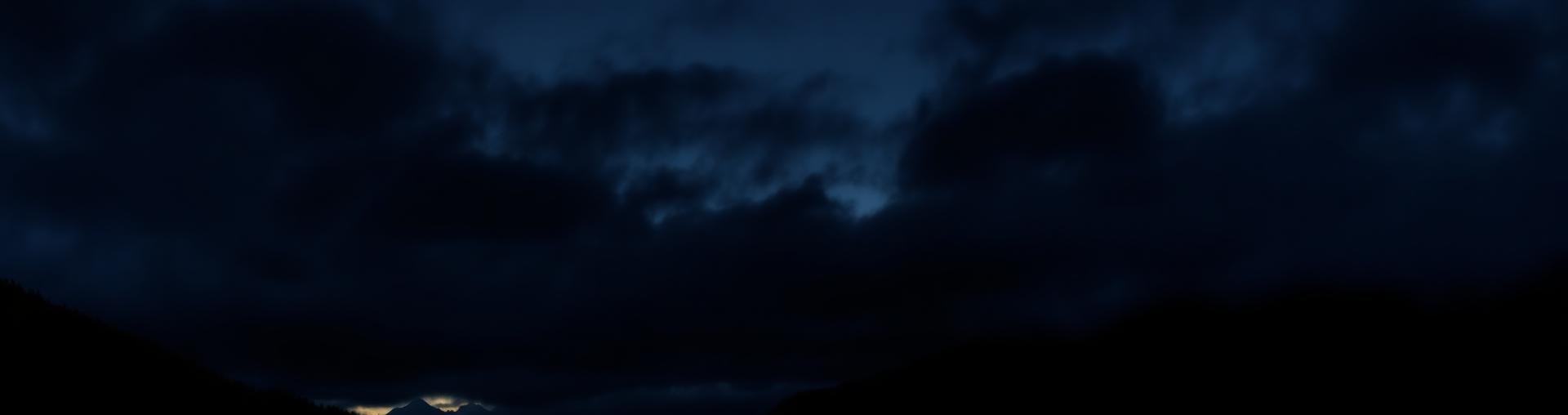 Dunkle Alpenlandschaft in Ihrer Region zur blauen Stunde