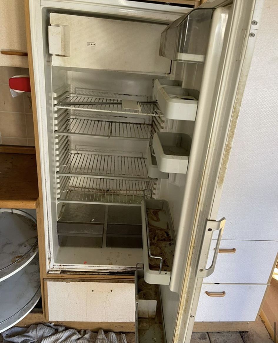 Verschmutzter Kühlschrank vor Reinigung