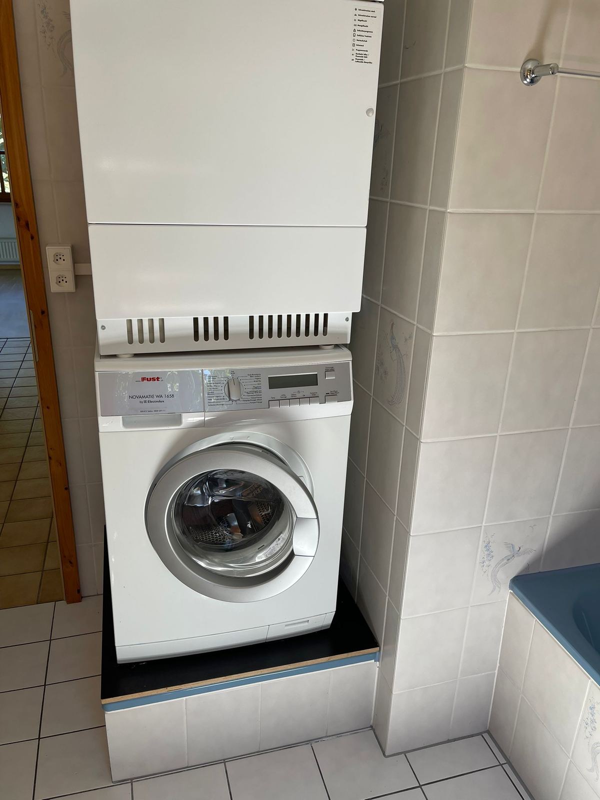 Waschmaschine und Boiler im Keller